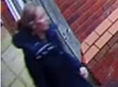 警方公布的最新监控录像显示，尼古拉失踪当天和她的狗在一起，穿着一件黑色的长外套。
