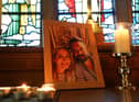 在兰开夏郡怀尔市圣迈克尔教堂的圣坛上，尼古拉·布勒(左)和她的伴侣保罗·安塞尔的照片周围点燃了蜡烛，警方继续寻找这位失踪的两个孩子的母亲。